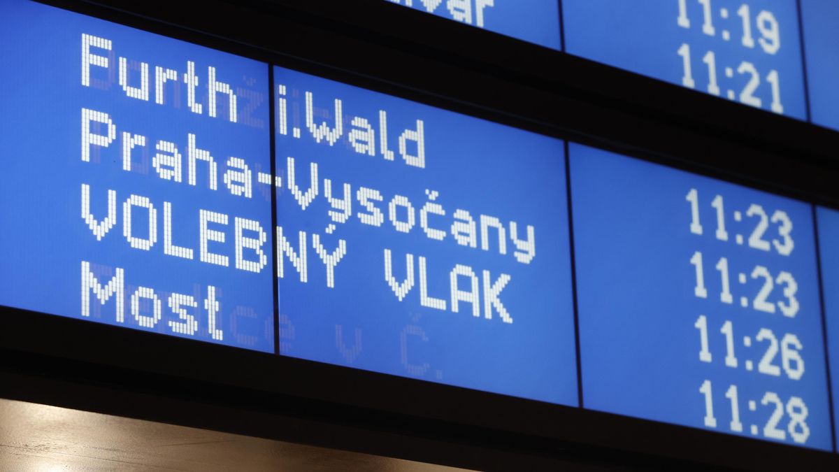 FOTO: Volební vlak odvezl Slováky k prezidentským volbám